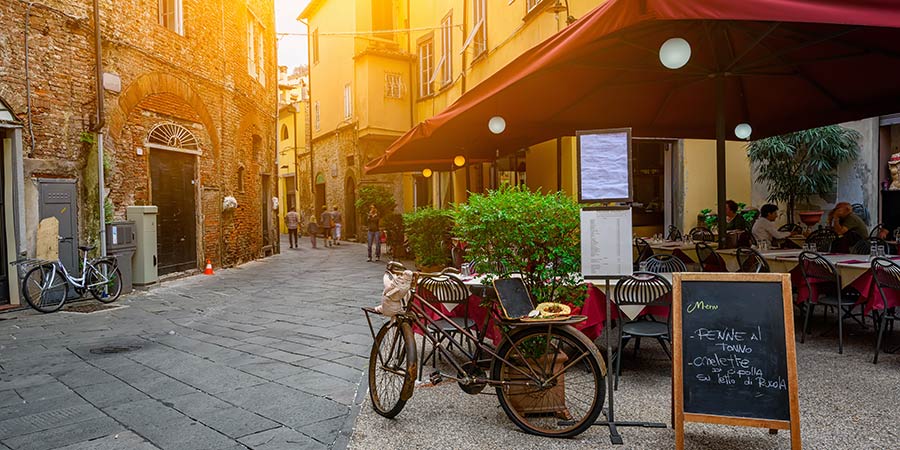Exploring the medieval city of Lucca